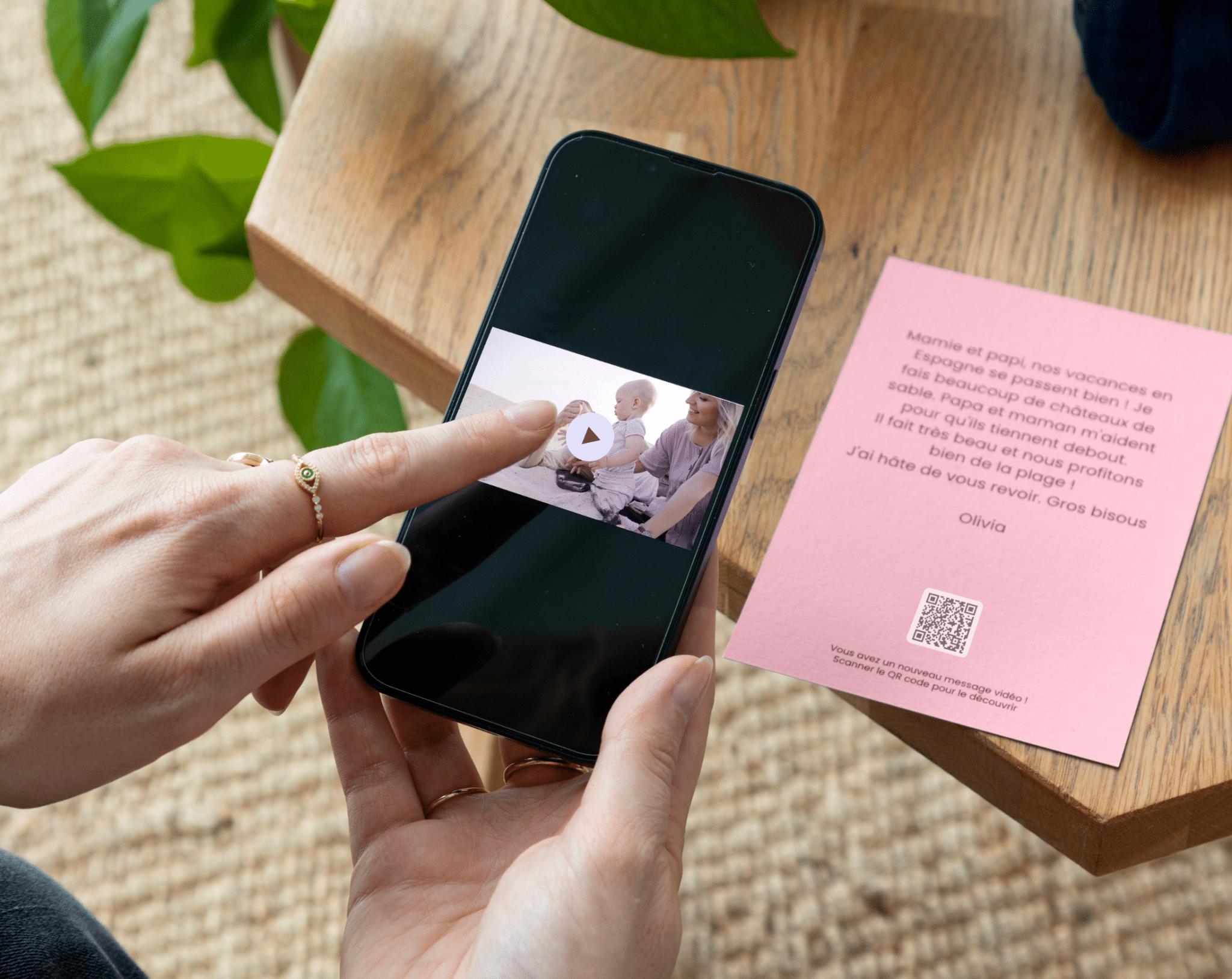 Carta Divertente Di Buon Natale Con Il Contenore Di Regalo Della Tenuta Di Santa Claus Pe Image62138600